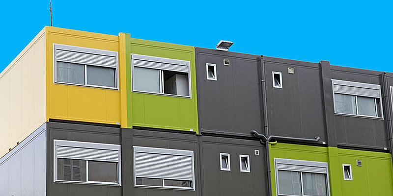 Professionelle Baureinigung München - KroneX Service Team bei der Arbeit auf einer Baustelle