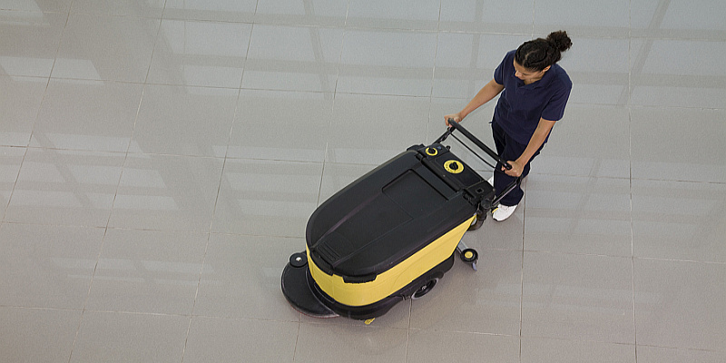Parkhausreinigung München - Moderne Scheuersaugmaschinen für gründliche Bodenreinigung